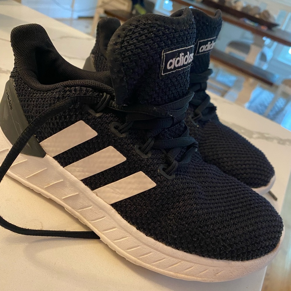 Boys tennis shoes